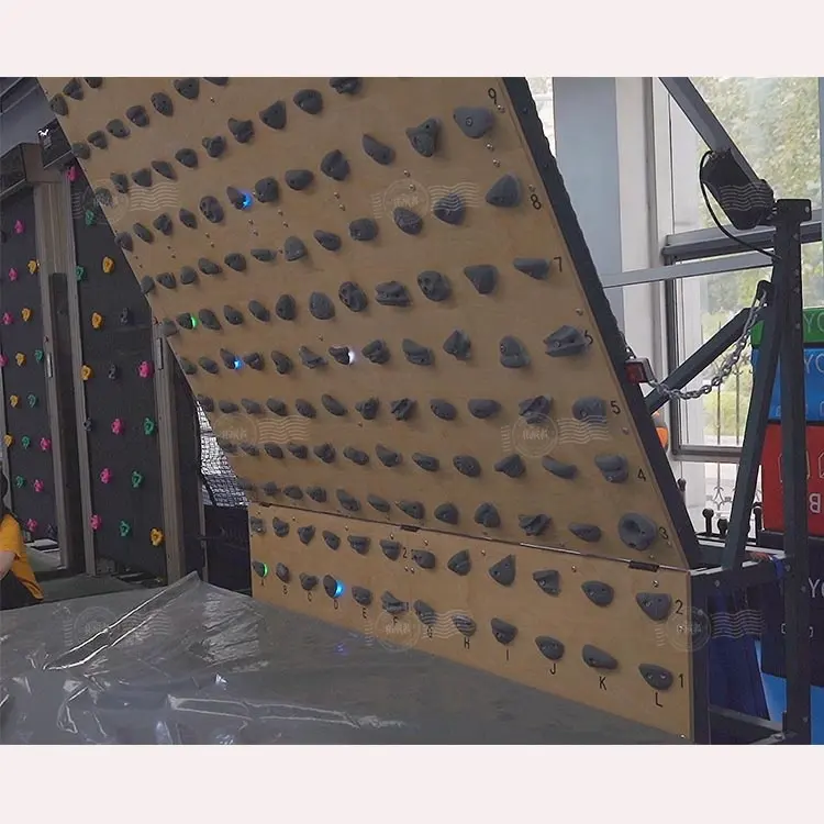 Mur d'escalade réglable électrique de haute qualité avec cadre raide pour l'entraînement d'escalade en salle