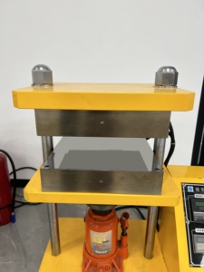 Presse manuelle de laboratoire pour la préparation d'échantillons de poudre et de granulés en applications de laboratoire - Product Image 3