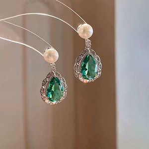 ต่างหูมุกธรรมชาติและคริสตัลมรกต 1594 ผลิตภัณฑ์หรูหราและสง่างาม - Product Image 1