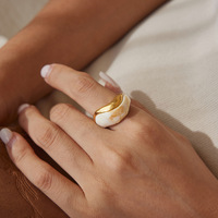 Massiver Wasserdichter 18K PVD-Vergoldeter Edelstahl Unregelmäßiger Kurvenförmiger Creme-Marmorierter Harz-Statement-Ring Modisches Accessoire