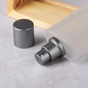 Vente en gros de flacons de parfum et de cosmétiques en verre carré vides de 30 ml, 50 ml et 100 ml avec impression d'écran et vaporisateur à pompe portable rechargeable - Product Image 4