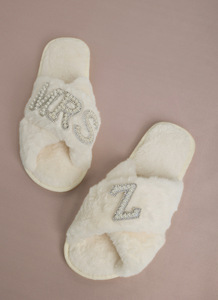 ¡Novedad de 2025! Zapatillas de felpa cruzadas con letras de perlas, bonitas zapatillas cálidas de felpa para mujer, Zapatillas de algodón para el hogar para interiores de invierno, estilo Ins - Product Image 2