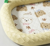 Tapis rafraîchissant pour animaux de compagnie, motif ours nœud papillon de dessin animé, entièrement enveloppant, avec bordure matelassée à bulles, respirant et gaufré, pour cage de chien et canapé