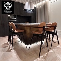Tabouret de bar de luxe de style moderne du milieu du siècle, avec structure en bois massif, dossier rond, revêtement en cuir et accoudoirs incurvés
