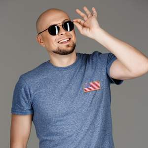 Patch brodé Drapeau USA DigitEMB 3x1,6 pouces, thermocollant pour vestes, en feutre non tissé avec bordure jaune - Product Image 1