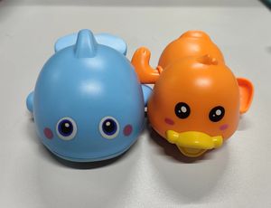 Dwi ของเล่นในห้องน้ำรูปเป็ดสีส้มสีฟ้าพร้อมแม่เหล็กของเล่นในอ่างอาบน้ำลอยน้ำสำหรับเด็กหัดเดิน - Product Image 2