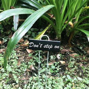 ที่วางอาหารนกเหล็ก TJ-034 รูปทรงสี่เหลี่ยมผืนผ้า ทนทาน สำหรับกลางแจ้ง สวน บ่ออาบน้ำนก ระเบียง โต๊ะอาหาร ป้ายติดต้นไม้ สีดำ - Product Image 1