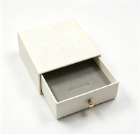Boîte cadeau à bijoux à tiroir gaufré floral, boîte coulissante avec bouton doré et doublure en velours pour emballage de broches, bagues et boucles d'oreilles
