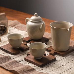 Posavasos de Madera Modernos y Sencillos con Aislamiento Térmico, para Oficinas, Bares y Decoración del Hogar - Product Image 1