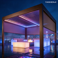 Moderne Aluminium-Pergola mit Glastüren und Windschutzvorhängen Motorisiertes Lamellendach für Hotel-Terrasse und Garten