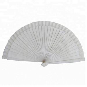 Éventail pliant en bois peint blanc pur de style espagnol pour événement de mariage - Product Image 1