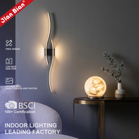 Applique murale LED dimmable moderne pour couloir, porche et intérieur, design nordique créatif à ligne courbe, éclairage linéaire décoratif