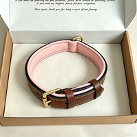 Collier pour chien personnalisé de luxe en cuir matelassé avec surpiqûres contrastées, boucle en métal doré durable, vente en gros