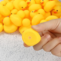 En gros, mini canards en caoutchouc jaunes, petits canards couineurs flottants pour piscine, jouets de bain pour bébé, cadeaux pour enfants et faveurs de fête