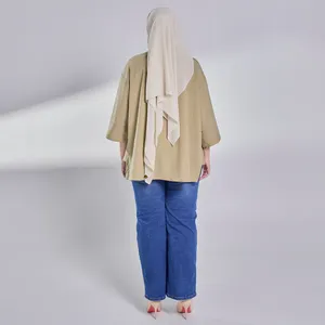 Chemisier pour femme à épaules tombantes, olive chiné, coupe asymétrique, modeste, avec fente latérale et ouverture boutonnée, fabriqué en Malaisie - Product Image 4