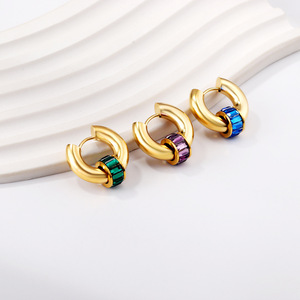 Pendientes Huggie Chapados en Oro con Cristales Redondos Engastados, Joyería de Estilo Geométrico para Uso Diario para Mujer - Product Image 2