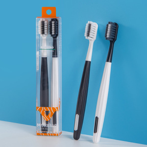 Cepillo de dientes para adultos con cerdas suaves, paquete de 2, cepillo de dientes manual en blanco y negro para uso diario. - Product Image 1