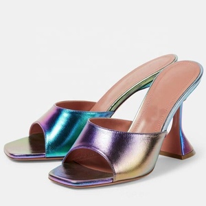 Sandalias de tacón bajo para mujer con logo personalizado, zapatos de verano con punta abierta, parte superior colorida y brillante, estilo stiletto. - Product Image 2