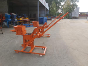 מכונת בלוקים קטנה לייצור לבני חימר עם מנגנון לחיצה ידני, קלה לתפעול, מתוצרת שאנדונג, סין. - Product Image 6