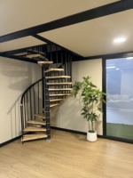 Haute qualité 20Ft 40Ft Villa à deux étages escalier en colimaçon conteneur extensible 2-6 chambres petite maison préfabriquée pour hôtels vie mobile