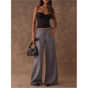 Débardeur court ajusté en dentelle florale pour femme avec bretelles spaghetti – Idéal pour l'été - Product Image 1