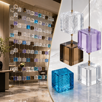 Système de suspension pour briques de verre transparentes et colorées avec kit de câbles en acier pour cloisons de bureau modernes, écrans de séparation et présentoirs muraux.
