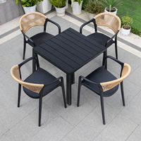 Ensemble de 5 pièces en gros : Table et chaises de salle à manger en métal et bois plastique noir, mobilier de patio pour jardin extérieur, hôtel, villa