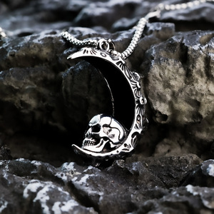 Collar con colgante de calavera y luna de acero inoxidable para hombre, diseño geométrico asimétrico para combinar con ropa, de Yunnique - Product Image 2