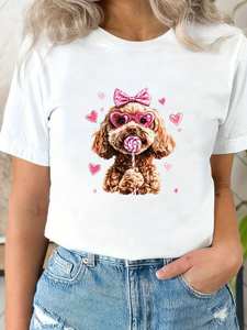T-shirt da donna con stampa barboncino, manica corta, girocollo, in morbido cotone, design carino per San Valentino, motivo a cuore e fiocco rosa - Product Image 3