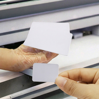 Étiquette en plastique PVC imprimable recto verso, laminée film brillant CR80, impression offset, modèle de marque de haute qualité 000928, personnalisée