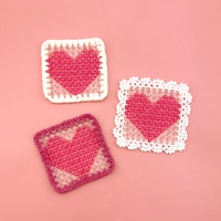 En stock, sous-couche créative carrée en forme de cœur, faite main, perlée, au crochet, résistante à la chaleur, avec perles en plastique modernes, pour poche de vêtement