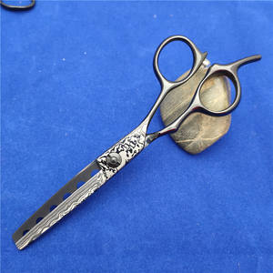 Ciseaux à effiler Inoue Kazunari en acier Damas, 6 pouces, noirs à motifs, pour la beauté et la coiffure, pour droitiers - Product Image 4