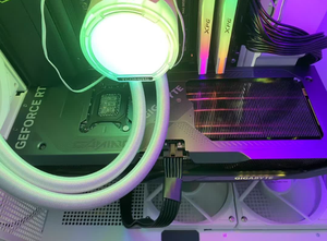 Carte graphique GIGABYTE GeForce RTX 5070 Eagle OC Ice SFF 12 Go GDDR7 192 bits PCI-E5.0 2587 MHz 3xDP2.1a pour station de travail - Product Image 4