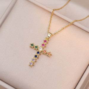 Collar con Cruz de Circonitas Cúbicas Coloridas, Chapado en Oro de 18K, Acero Inoxidable Antideslustre, Joyería para Mujer - Product Image 3