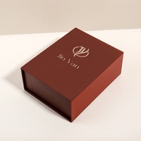 Boîte cadeau de luxe en carton rigide en forme de livre rouge, avec logo personnalisé d'usine, faible MOQ, fermeture magnétique, avec mousse