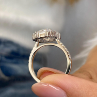 Bague de fiançailles en or massif 14 carats avec diamant de laboratoire 3,15 carats de poids total, taille émeraude VVS1 D-E, pierres latérales rondes baguette, bijoux fins
