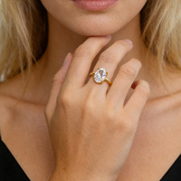 Cincin Oval CZ Gaya Pertunangan Baja Tahan Karat Lapis Emas PVD 4 Prong 8x6mm Solitaire Tahan Air Hipoalergenik Grosir Kustom