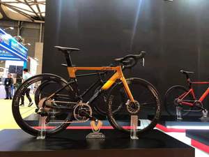 Vélo de route en fibre de carbone pour hommes et garçons, avec groupe Shimano 105 R700 - Product Image 5