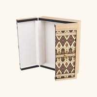 Boîte à parfum en bois sculptée sur mesure avec accents en tissu, boîte à huiles essentielles à double porte