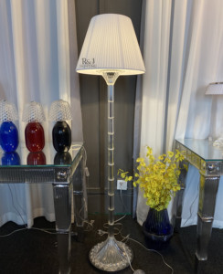 Lámpara de mesa de dormitorio de lujo italiano, pantalla de tela blanca eléctrica, forma de cono, cristal transparente <span class=keywords><strong>Bacarat</strong></span> para habitaciones de eventos de Hotel - Product Image 3
