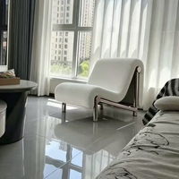 Fauteuil lounge moderne en tissu durable avec structure en acier inoxydable, mobilier pour salons, hôtels, villas. Couleurs personnalisables.