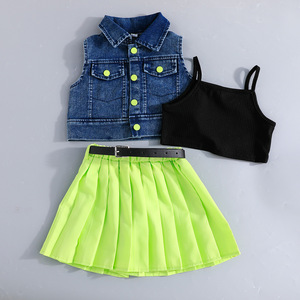 Nouvel ensemble quatre pièces tendance pour fille : débardeur, culotte à bretelles, jupe plissée verte et ceinture - Product Image 6