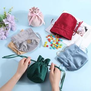 Sac en velours recyclable imprimé sérigraphié avec logo personnalisé H&G, multicolore, avec cordon de serrage, organiseur de rangement pour écouteurs, fond en flanelle - Product Image 6