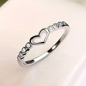 Anello a Forma di Cuore dal Design Semplice per Donne - Product Image 1