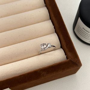 แหวนคู่รักเงินแท้ S925 ลายโอบกอดและจับมือ สำหรับทุกเพศ เหมาะสำหรับใส่ทุกวัน - Product Image 3