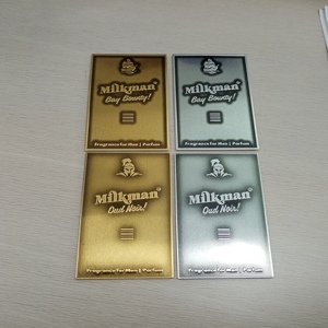 Botella de Agua Ecológica de Lujo con Etiqueta de Aluminio Personalizada, Placa de Identificación de Aluminio Dorada para Bebidas Premium, Dulces y Ropa - Product Image 6