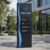 Panneau publicitaire sur pied pour centre commercial urbain avec incrustation dorée fluide et logo en lettres pour rue commerçante
