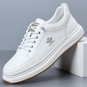 Baskets décontractées blanches pour hommes à lacets, bout rond, tige synthétique, semelle extérieure en caoutchouc, respirantes, chaussures de mode estivales - Product Image 1