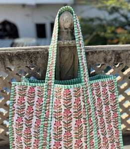 Bolso de mano grande de algodón acolchado con estampado a mano para mujer, ideal para compras y viajes. - Product Image 4