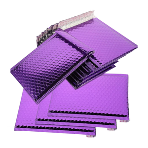 Sobre de Envío Acolchado de Poliéster Plateado con Burbujas Metálicas y Logotipo Personalizado - Product Image 1